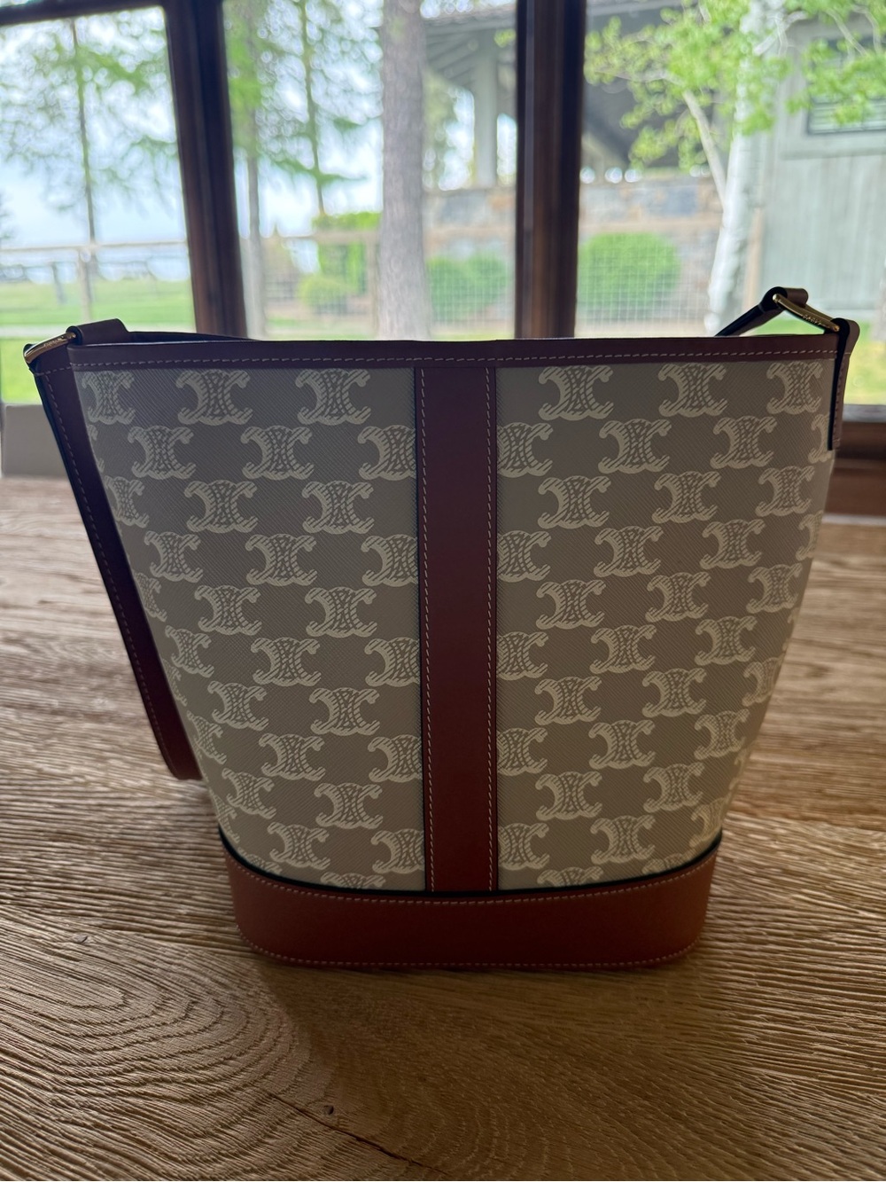 CELINE MEDIUM BUCKET IN TRIOMPHE CANVAS AND CALFSKIN
Tan and white authentic
